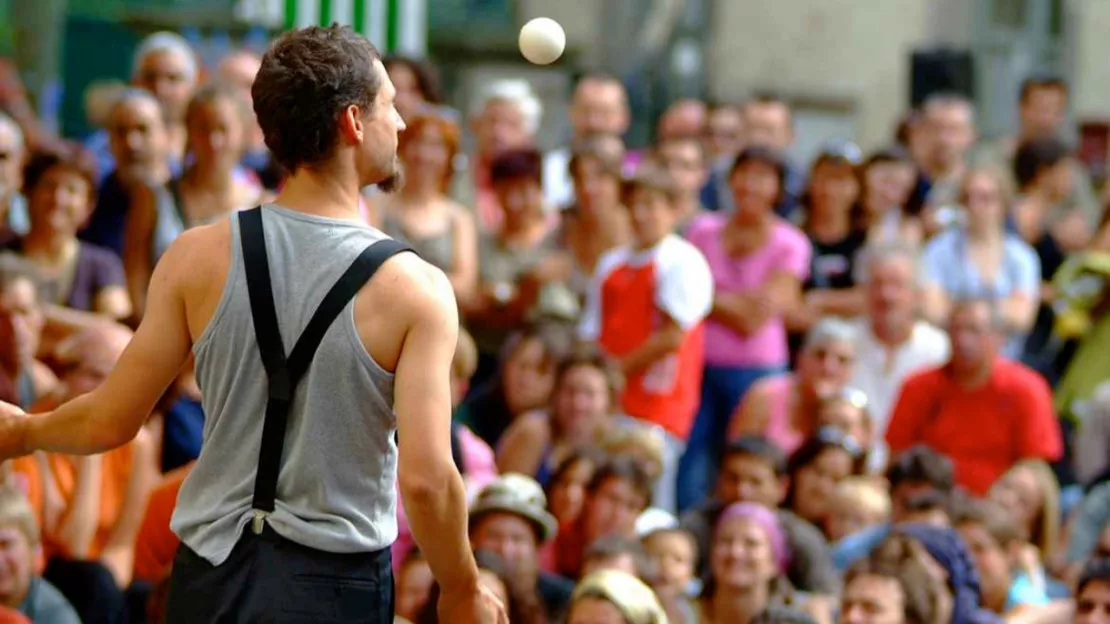 Aurillac : bas les masques au festival international du Théâtre de Rue