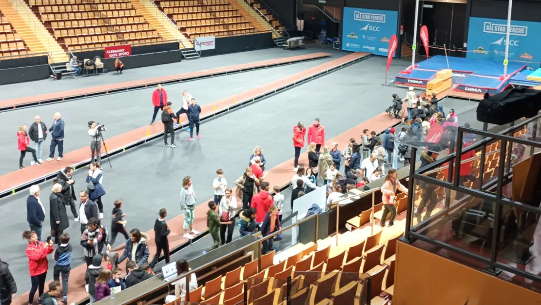 Avec Renaud Lavillenie, 320 élèves clermontois se sont essayés au saut à la perche !