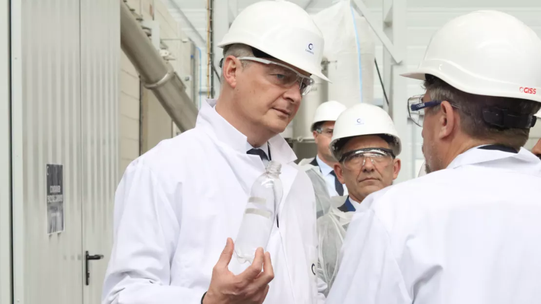 Le ministre de l'Économie, Bruno Le Maire, défenseur du recyclage plastique chez Carbios à Clermont-Ferrand