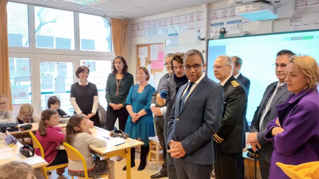 Le ministre de l'Education Pap N'Diaye dans le Puy-de-Dôme pour défendre ses mesures