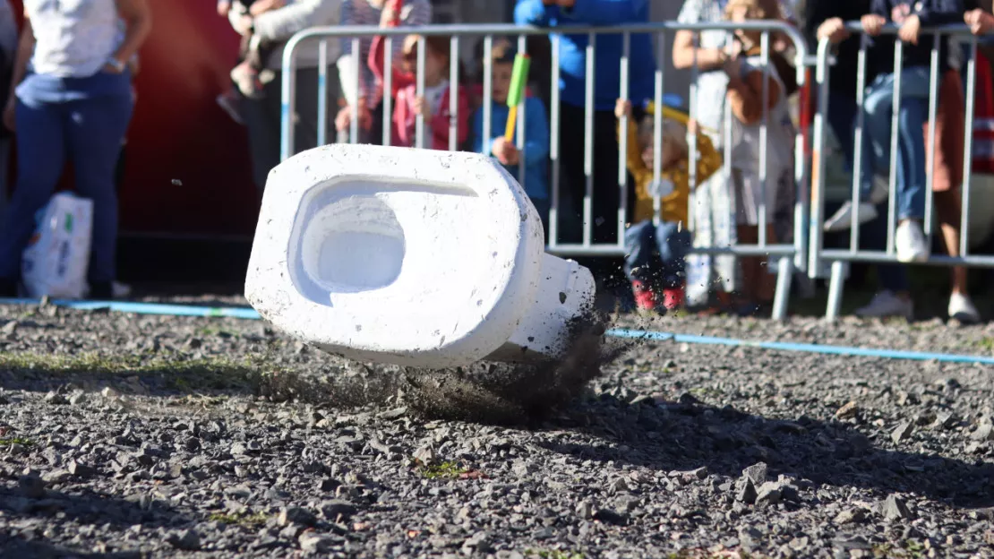 On a assisté au championnat du monde de lancer de toilettes à Ternant (63) et c'était impressionnant