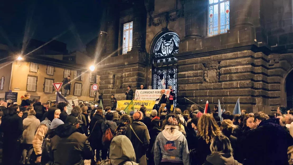 Près de 200 personnes à Clermont pour dire non à la loi immigration