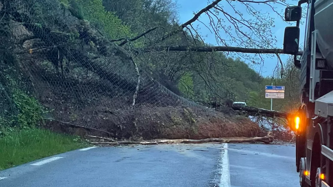 Près de Massiac (15), un éboulement vers l'A75 bloque la Nationale 9 dans les deux sens