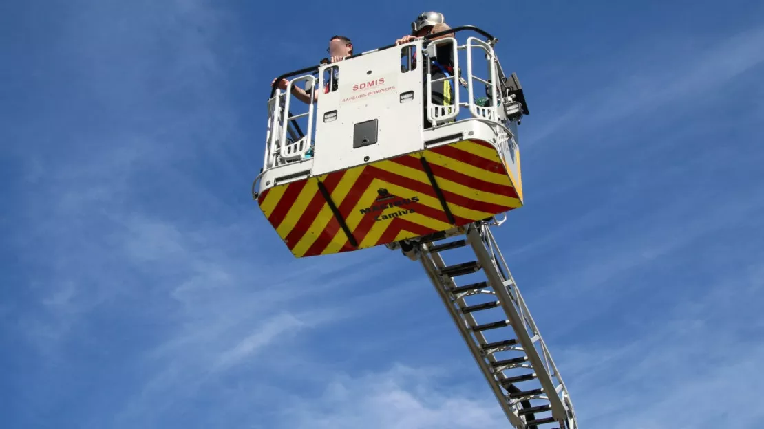 Riom : les pompiers évacuent un homme corpulent par la fenêtre