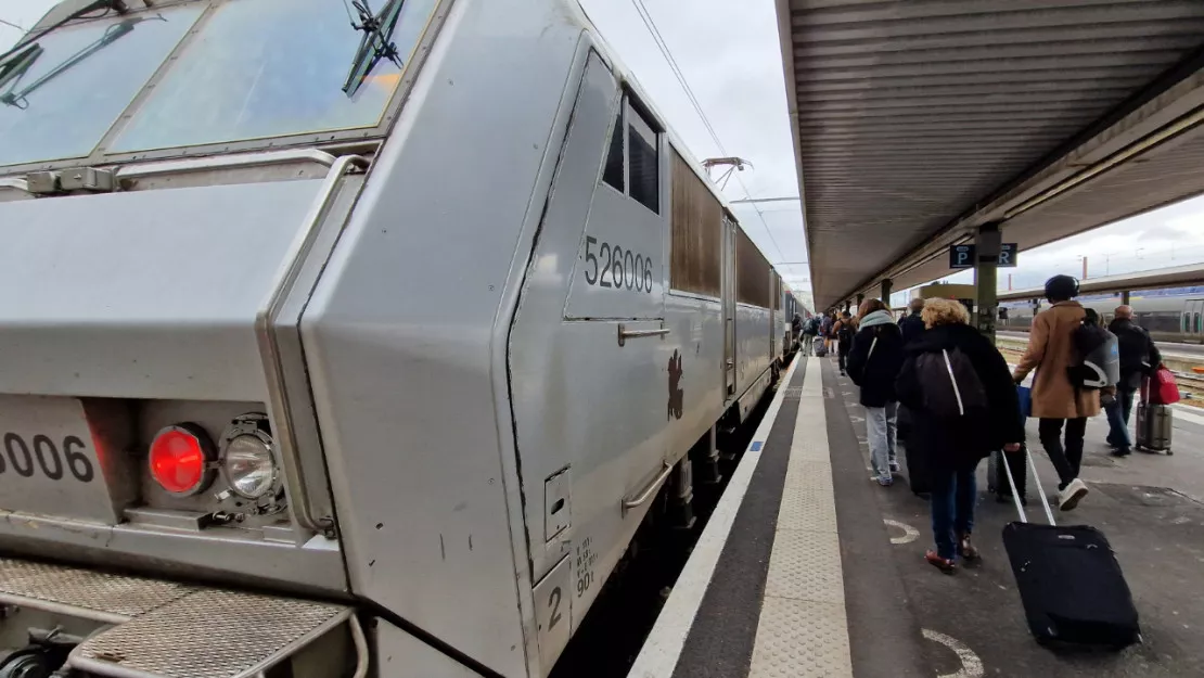 Clermont-Paris : après 12 heures de retard, les voyageurs terminent le trajet en bus