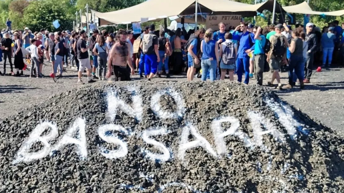 Vertaizon (63) : plus de 4 000 manifestants contre les méga-bassines dans le Puy-de-Dôme