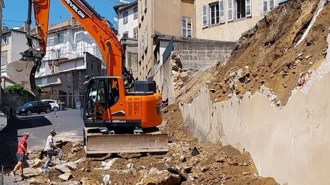 A Thiers, un mur s'effondre sur la route... juste avant sa réparation