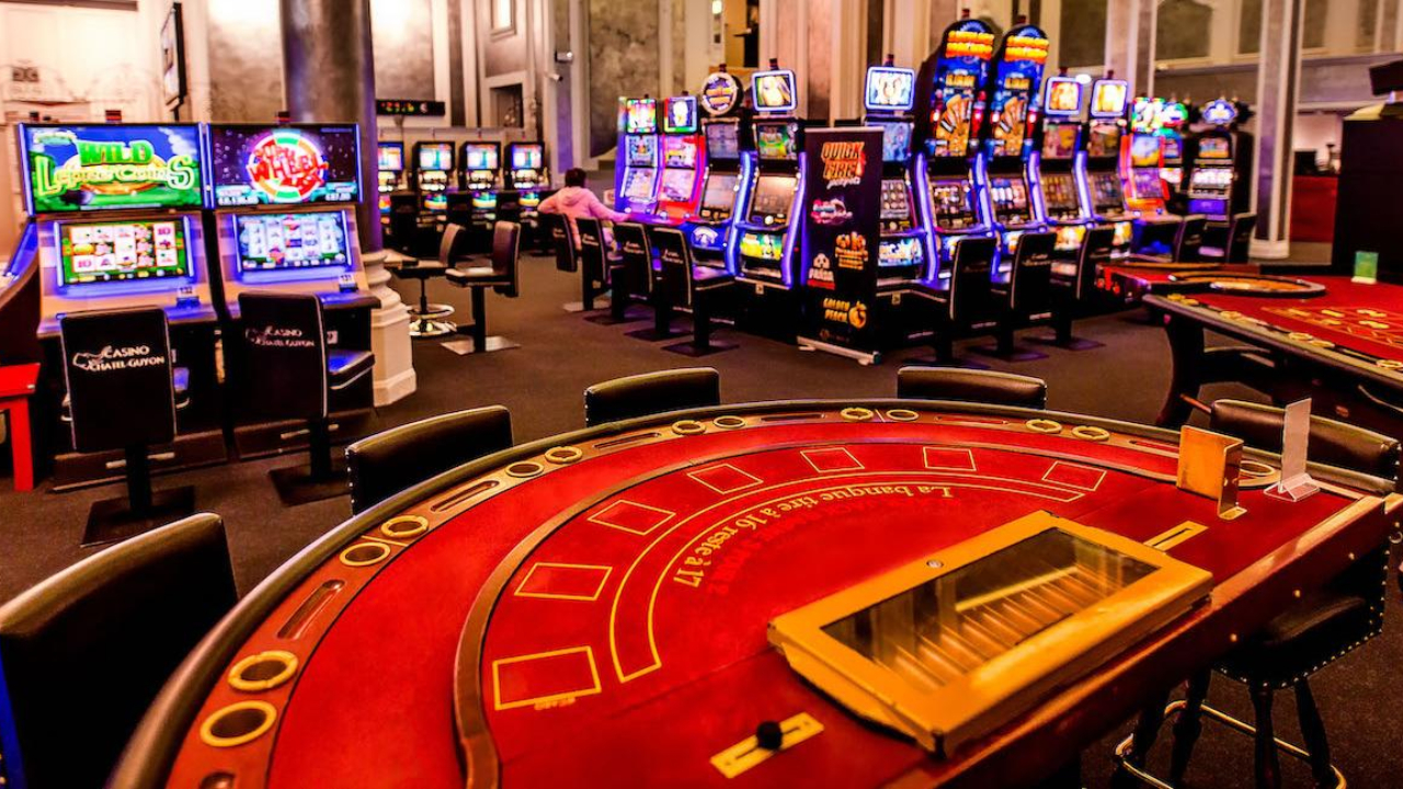 Au casino de Châtel-Guyon, il trouve un portefeuille et le vide dans les machines à sous