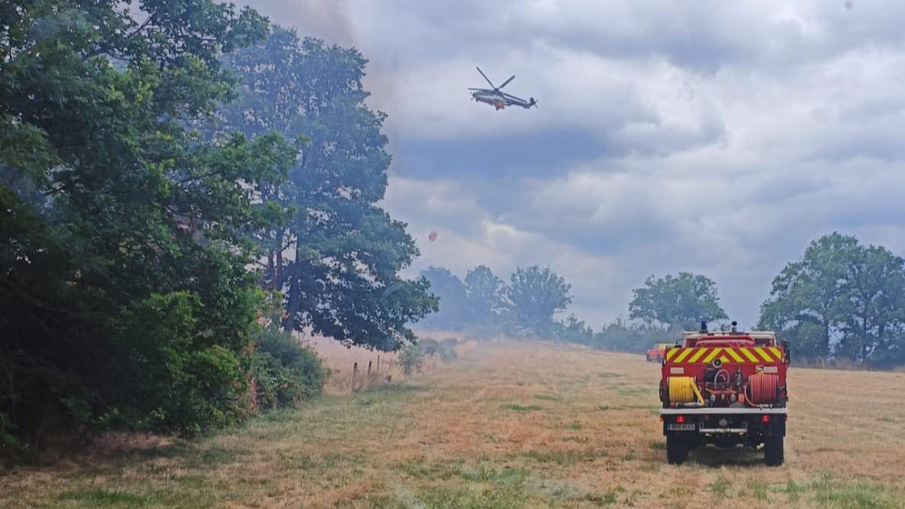 Au nord de Clermont-Ferrand : un incendie se déclare, un hectare de végétation part en fumée Au nord de Clermont-Ferrand : un incendie se déclare, un hectare de végétation part en fumée