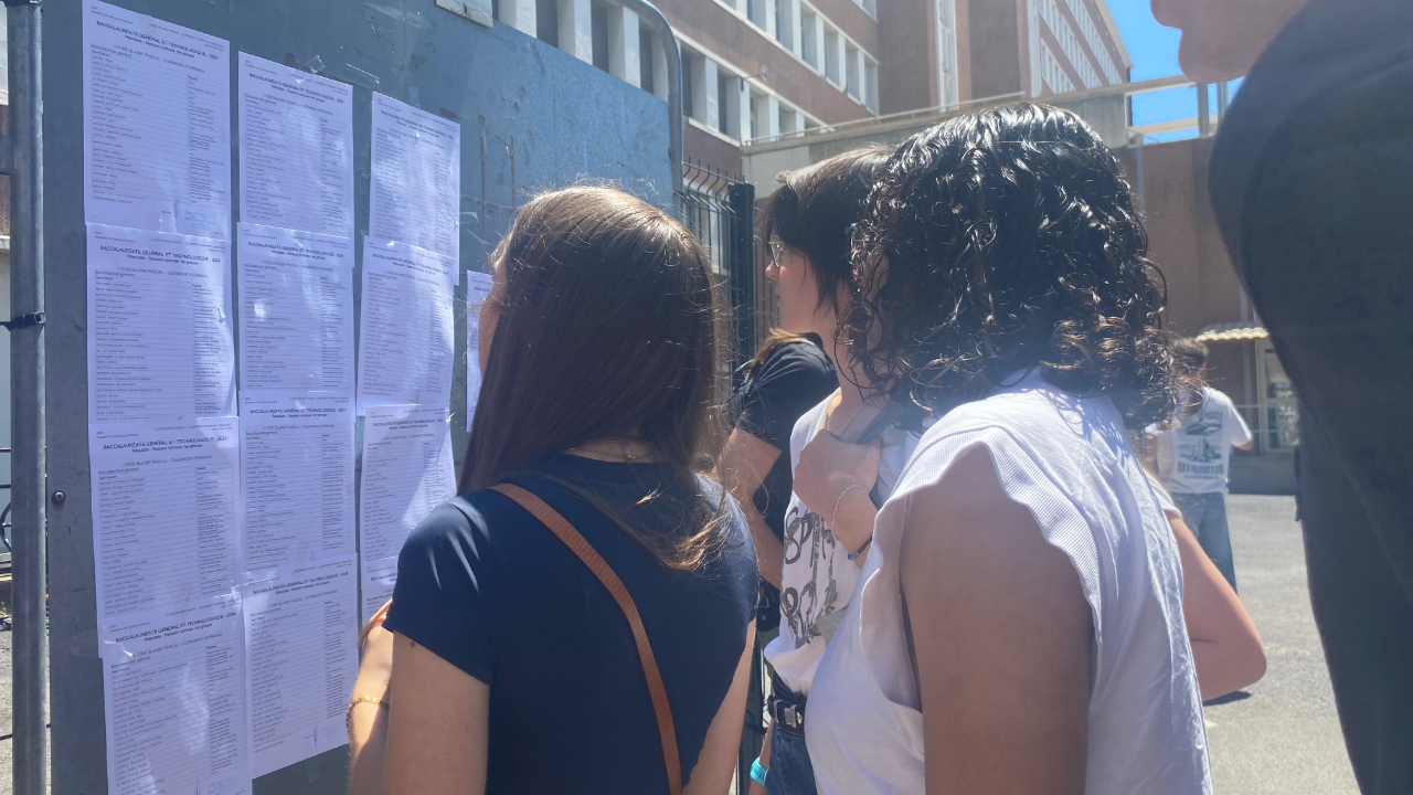 Devant les lycées de Clermont-Ferrand, les terminales découvrent les résultats du BAC Devant les lycées de Clermont-Ferrand, les terminales découvrent les résultats du BAC