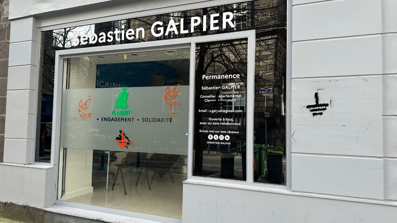 Clermont-Ferrand : la permanence de Sébastien Galpier taguée par des militants écologistes