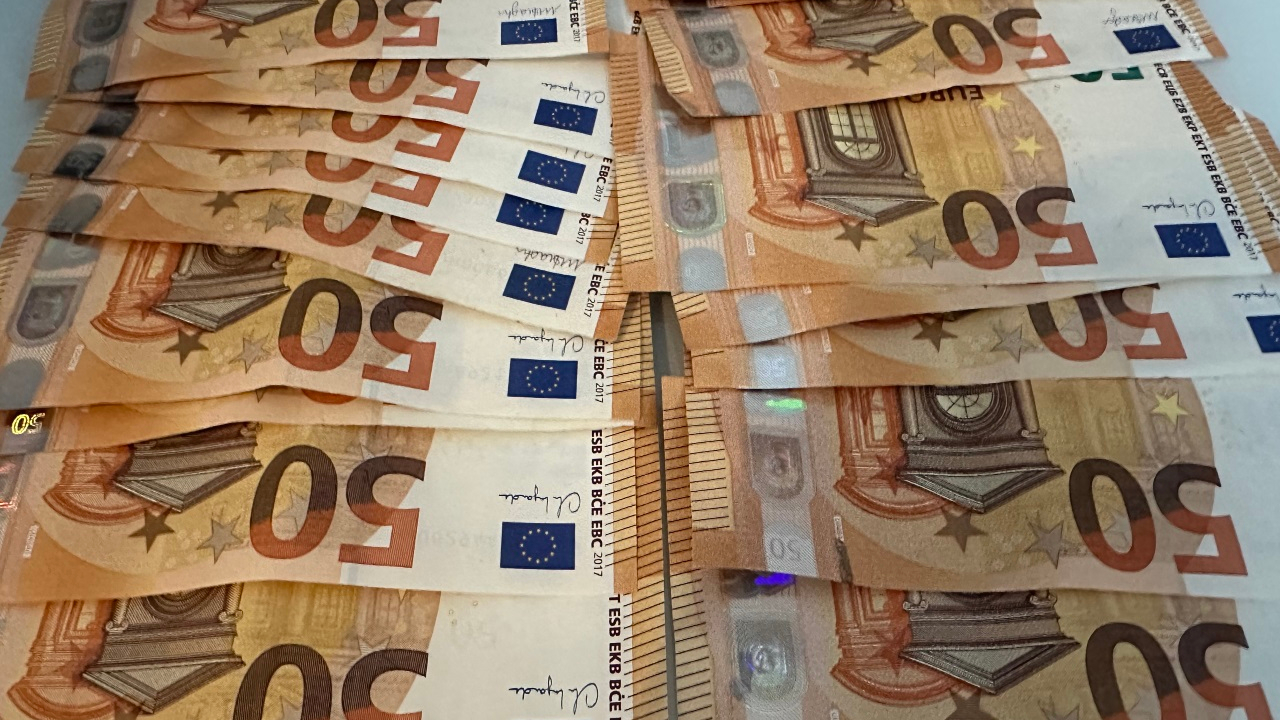 Clermont-Ferrand : le dealer voit arriver la police, il jette des centaines d'euros en l'air