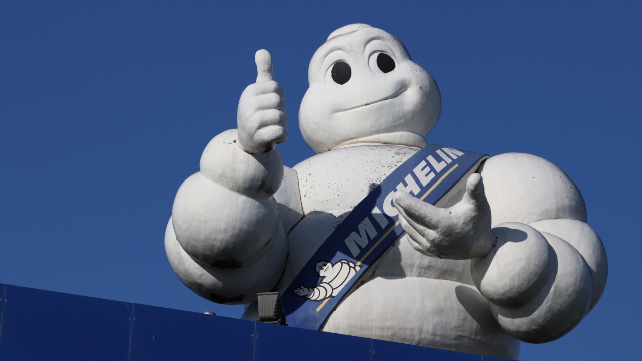 Comment Michelin a-t-elle utilisé les aides de l'État tout en fermant des usines ?