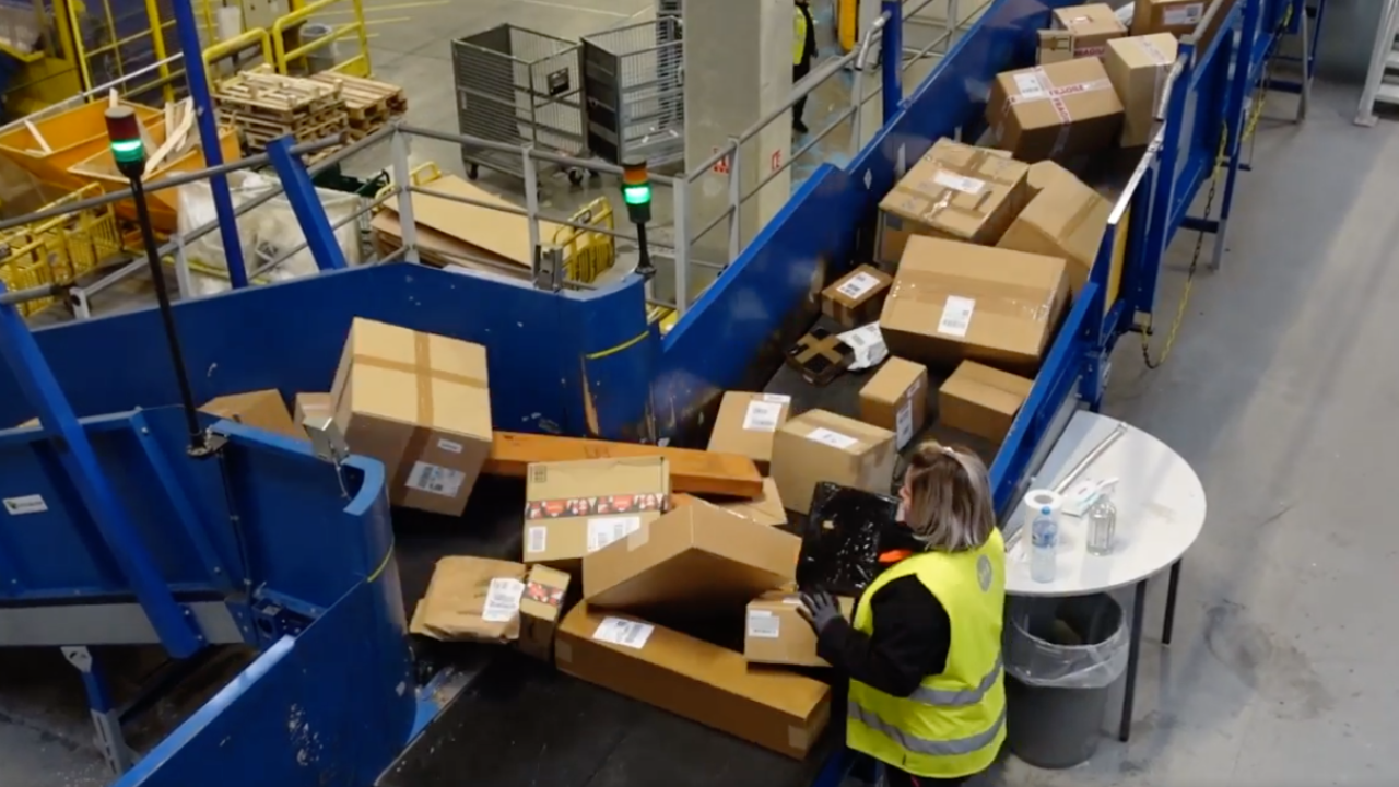 ESCAPADES EN AUVERGNE : Immersion dans la plateforme de tri des colis de La Poste ! ESCAPADES EN AUVERGNE : Immersion dans la plateforme de tri des colis de La Poste !