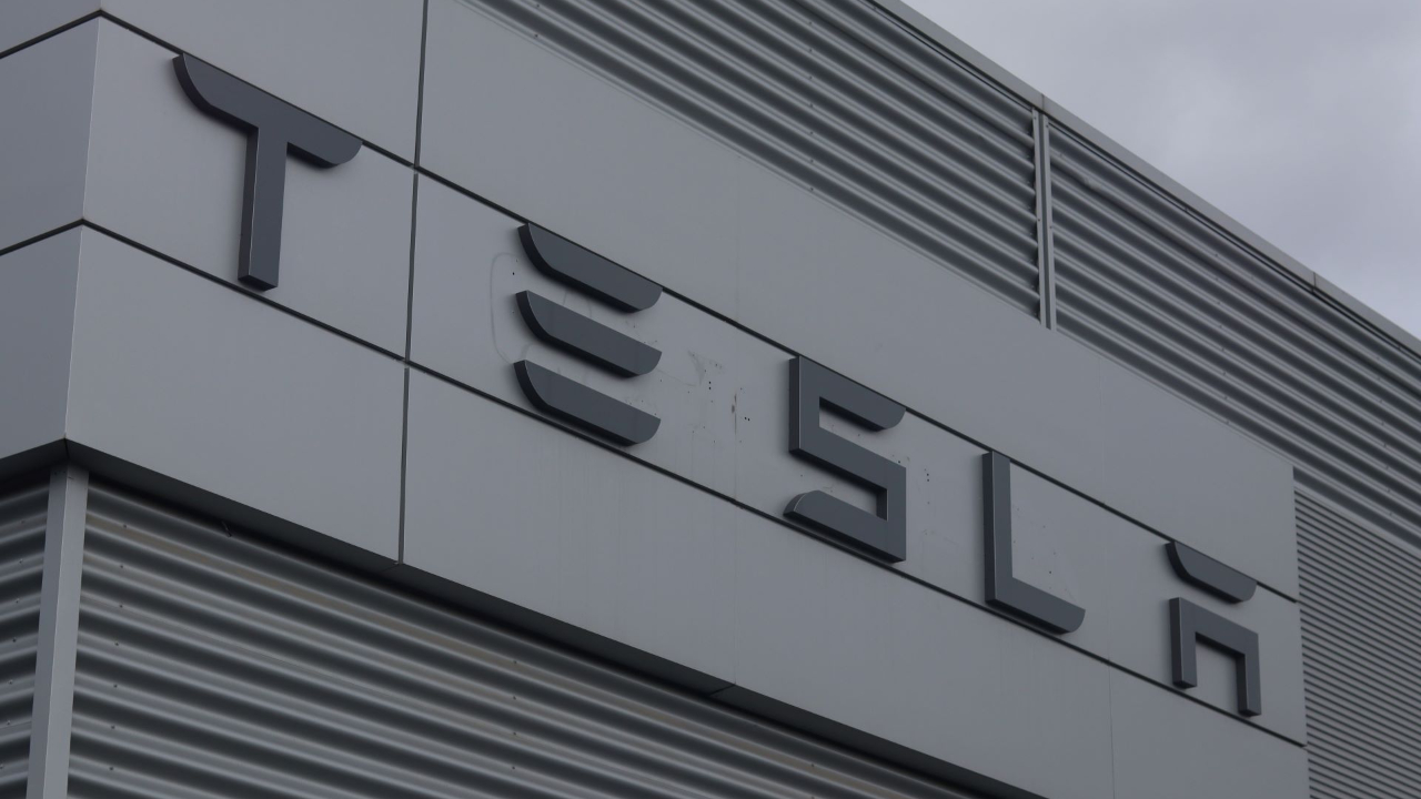 Face à Elon Musk, la marque Tesla est-elle boycottée en Auvergne ? Un pilote automobile nous répond Face à Elon Musk, la marque Tesla est-elle boycottée en Auvergne ? Un pilote automobile nous répond