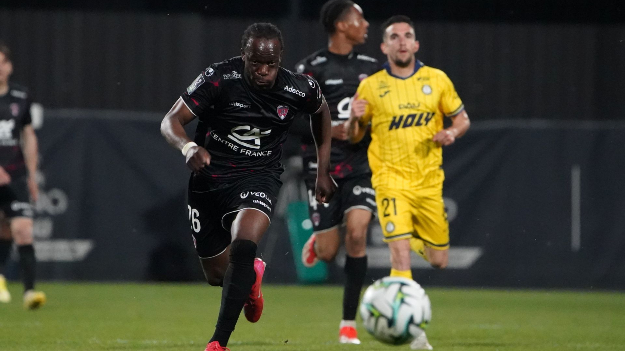 Ligue 2 : meneur du score, le Clermont Foot 63 concède le nul à Pau (2-2)
