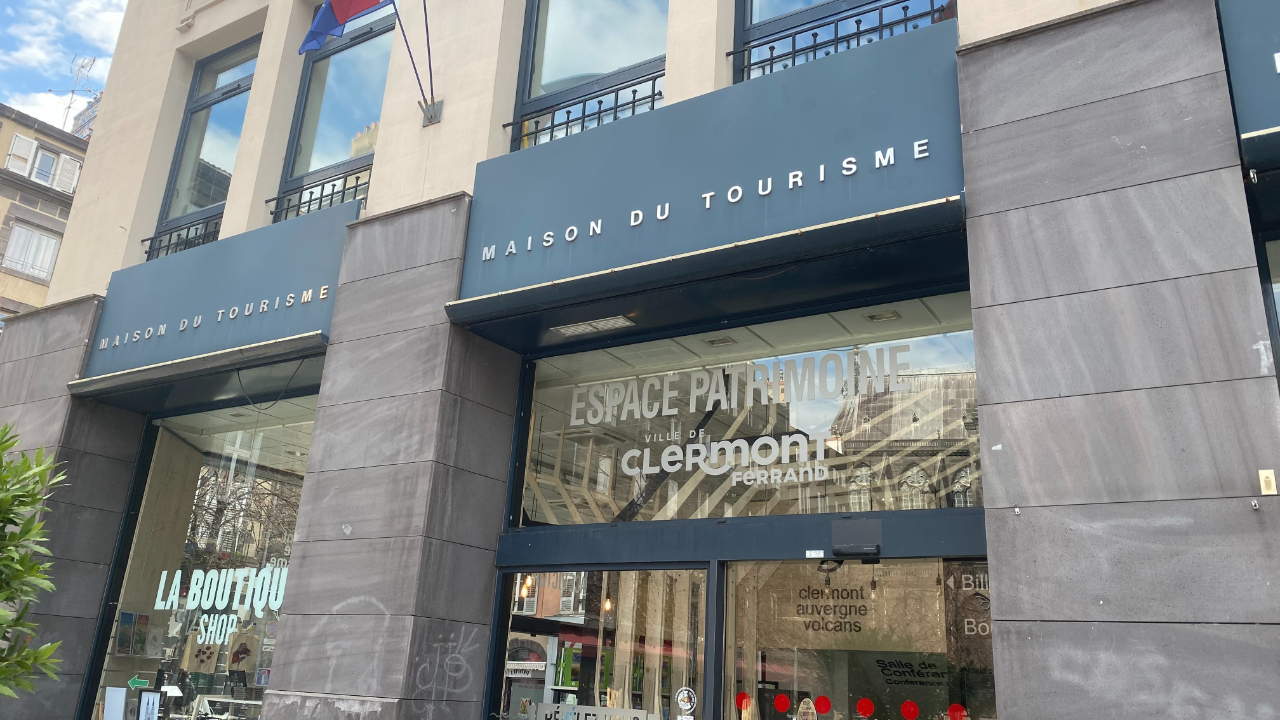Sur la place de la Victoire, la maison du Tourisme rénovée veut attirer les touristes et les auvergnats Sur la place de la Victoire, la maison du Tourisme rénovée veut attirer les touristes et les auvergnats