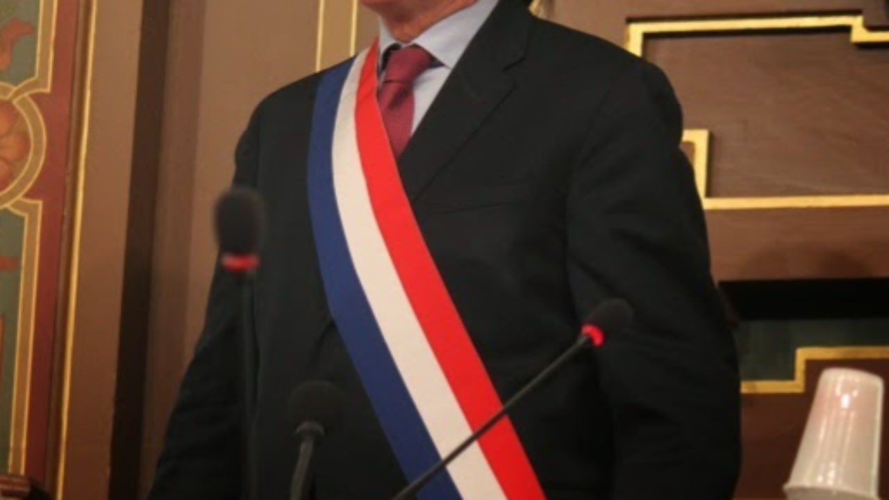 Près de Clermont-Ferrand : ivre, il s'en prend physiquement au maire de la commune qui cherche à le maîtriser