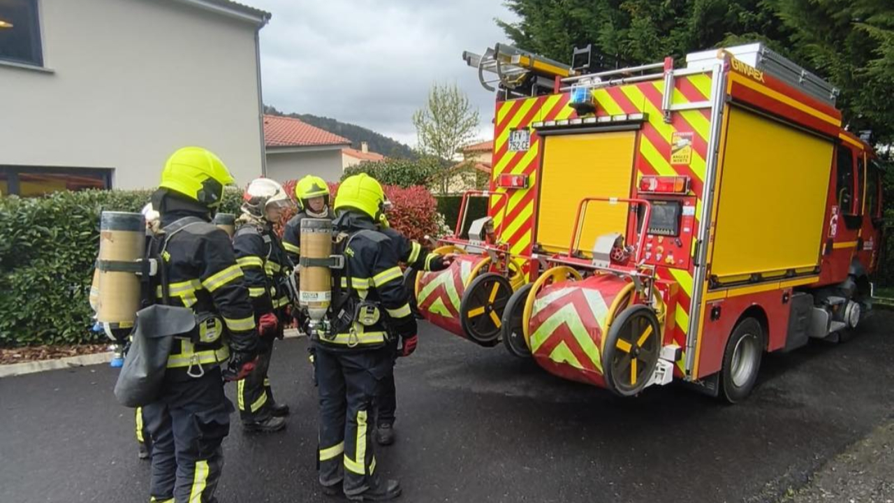 Près de Clermont-Ferrand : une maison ravagée par les flammes, la piste criminelle privilégiée