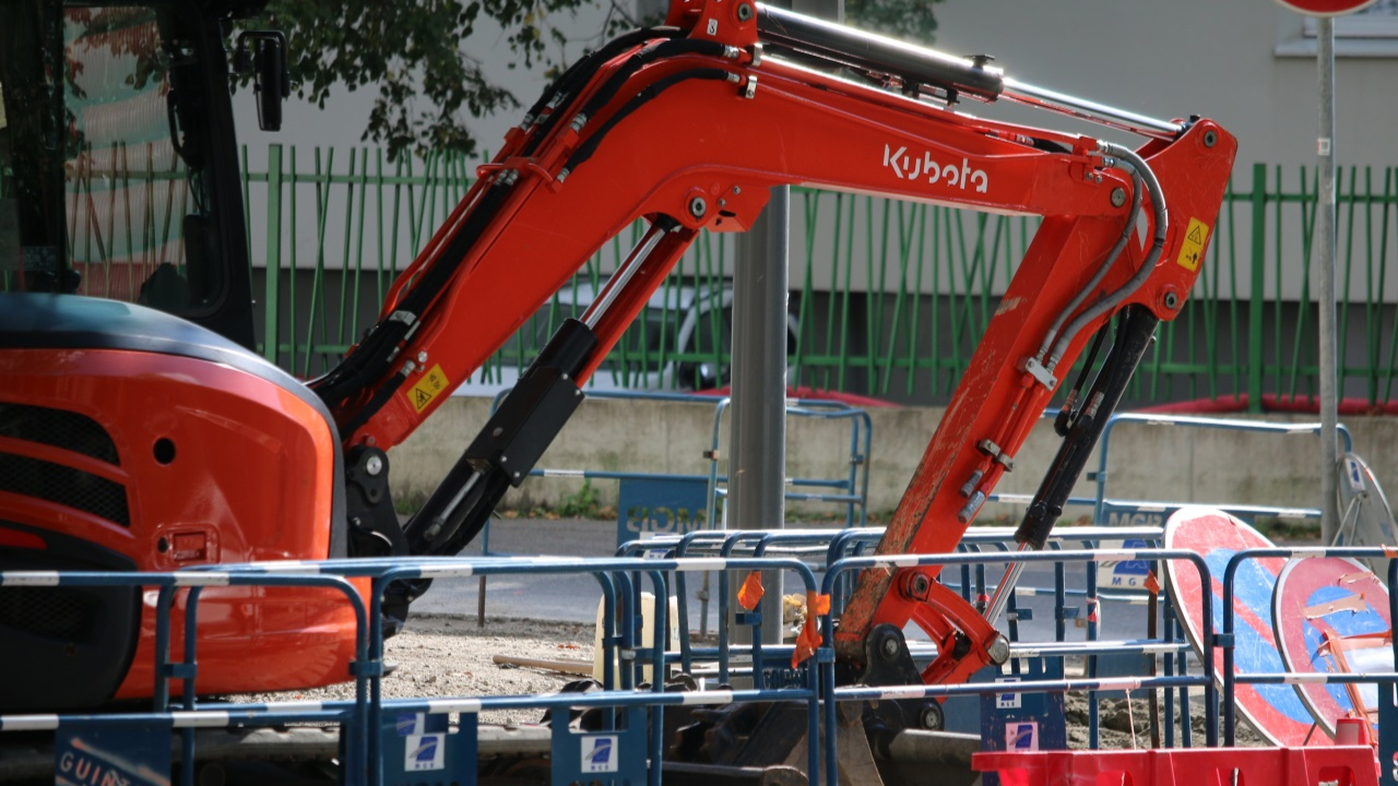 Près de Clermont-Ferrand : une pelleteuse volée termine sa course dans une maison Près de Clermont-Ferrand : une pelleteuse volée termine sa course dans une maison