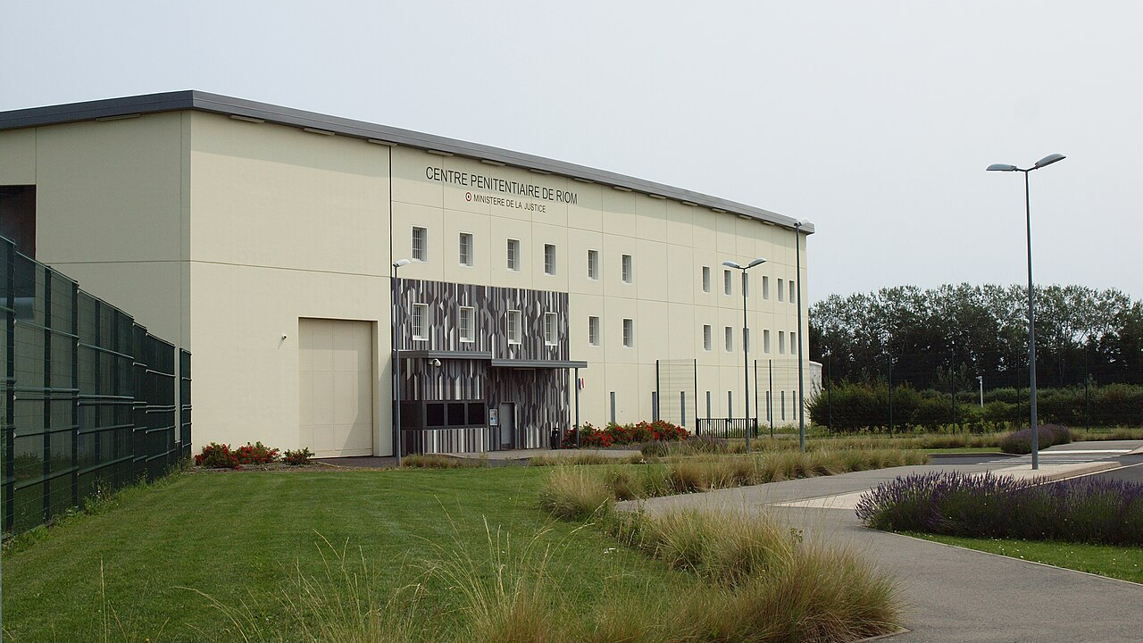 Prison de Riom : les colis projetés contenaient des bonbons et des burgers