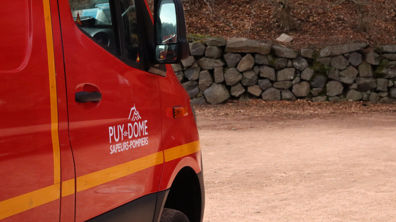 Puy-de-Dôme : le chauffeur d'un camion-toupie meurt dans un accident de la route