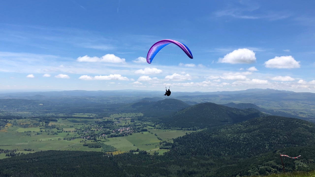 Puy-de-Dôme : un parapentiste chute et atterrit dans les arbres Puy-de-Dôme : un parapentiste chute et atterrit dans les arbres