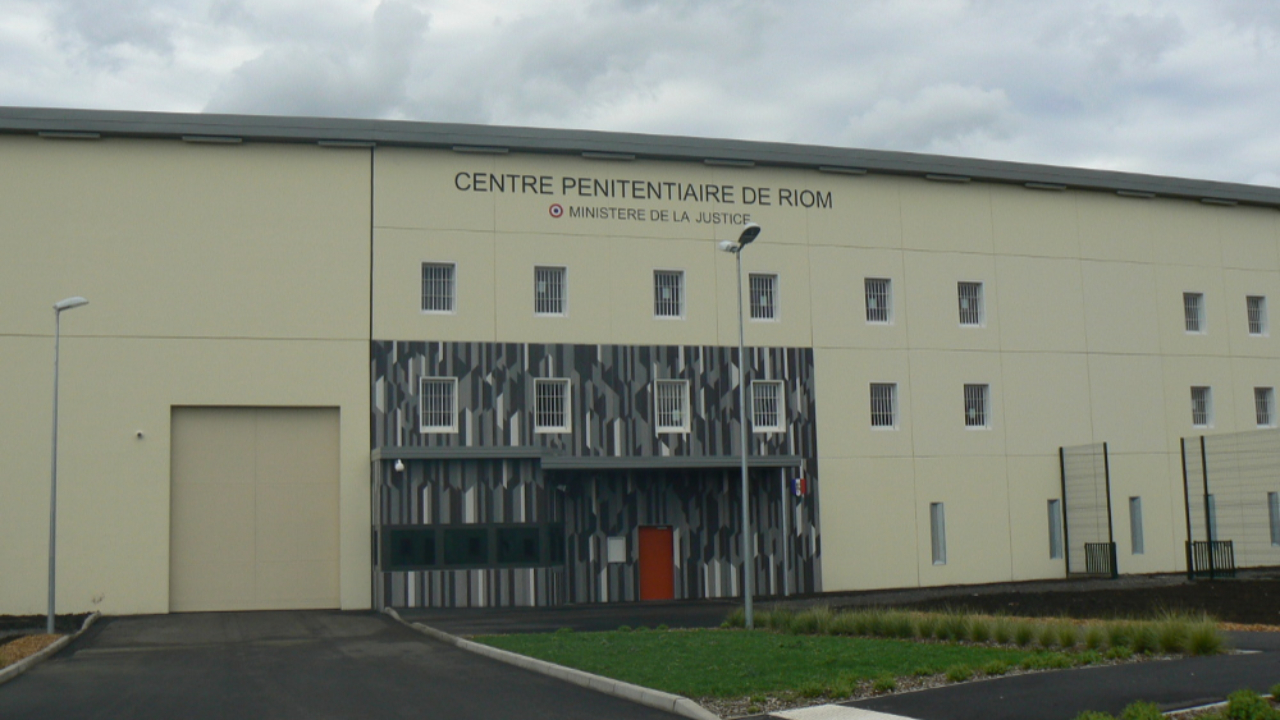 Riom : deux agents pénitentiaires blessés lors d'une bagarre à coups de boîte de conserve Riom : deux agents pénitentiaires blessés lors d'une bagarre à coups de boîte de conserve