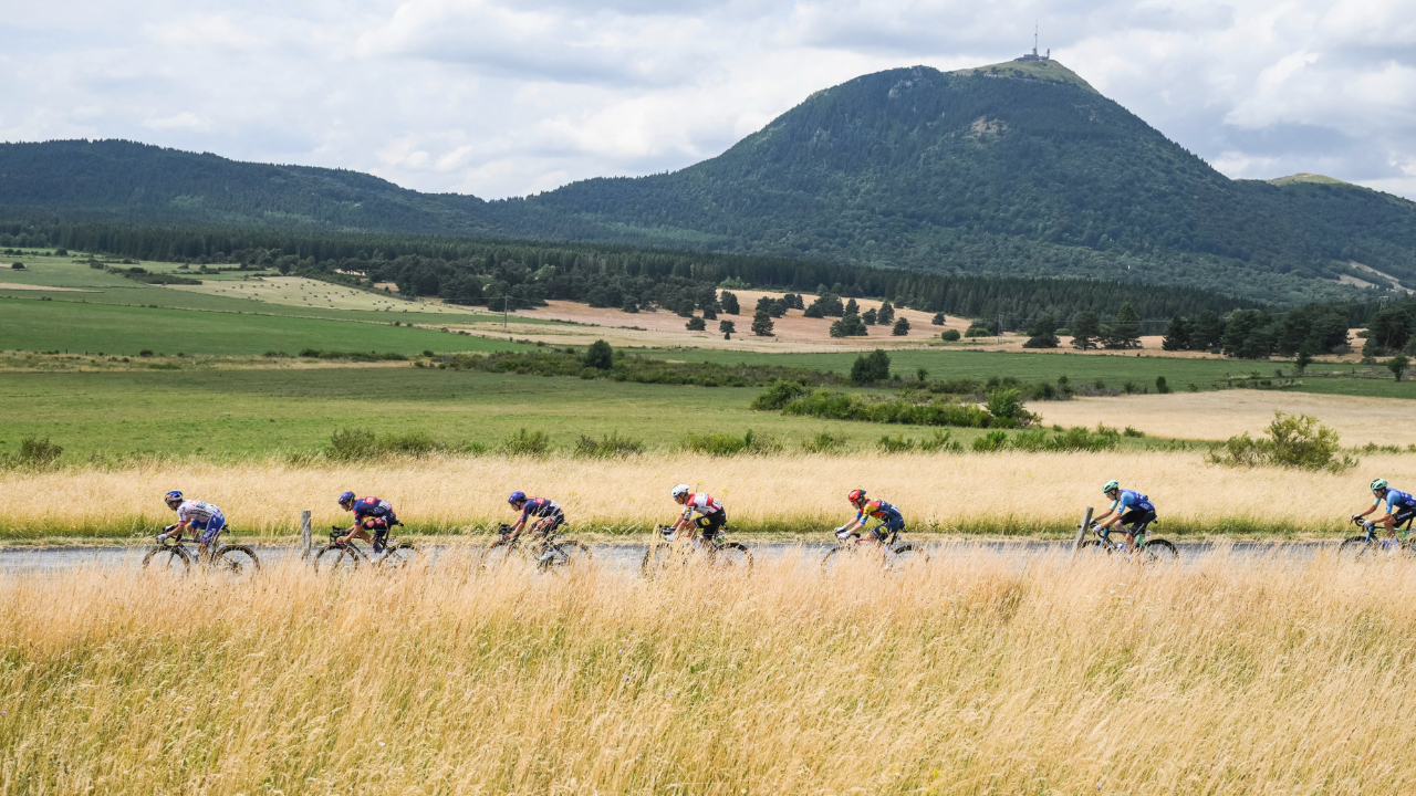 Tour de France : Simon Yates remporte la 10e étape dans le Puy-de-Dôme, Ben Healy récupère le maillot jaune Tour de France : Simon Yates remporte la 10e étape dans le Puy-de-Dôme, Ben Healy récupère le maillot jaune